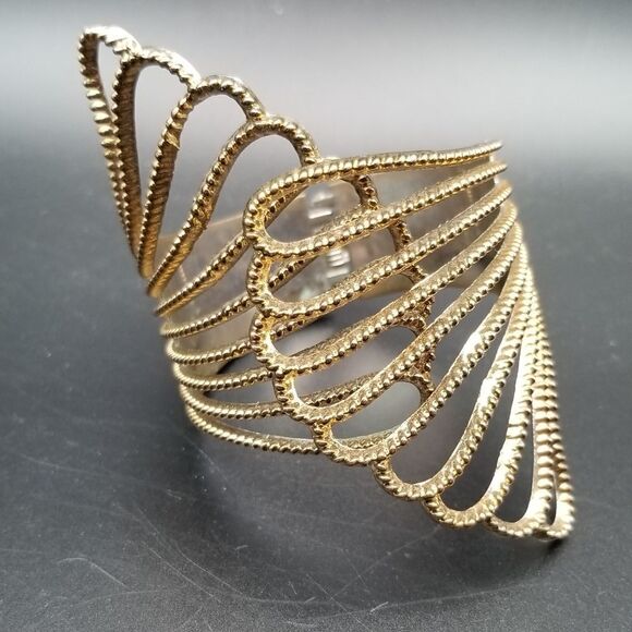 Laced angel wing whisper hinge bracelet. OFL - Picture 1 of 3